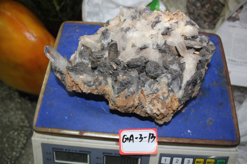 镜铁矿与水晶共生